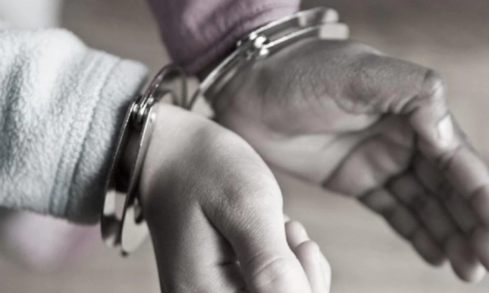 Κρήτη: Συνελήφθη 65χρονος Βρετανός που δεν άφηνε την 20χρονη σύντροφό του να φύγει από το νησί